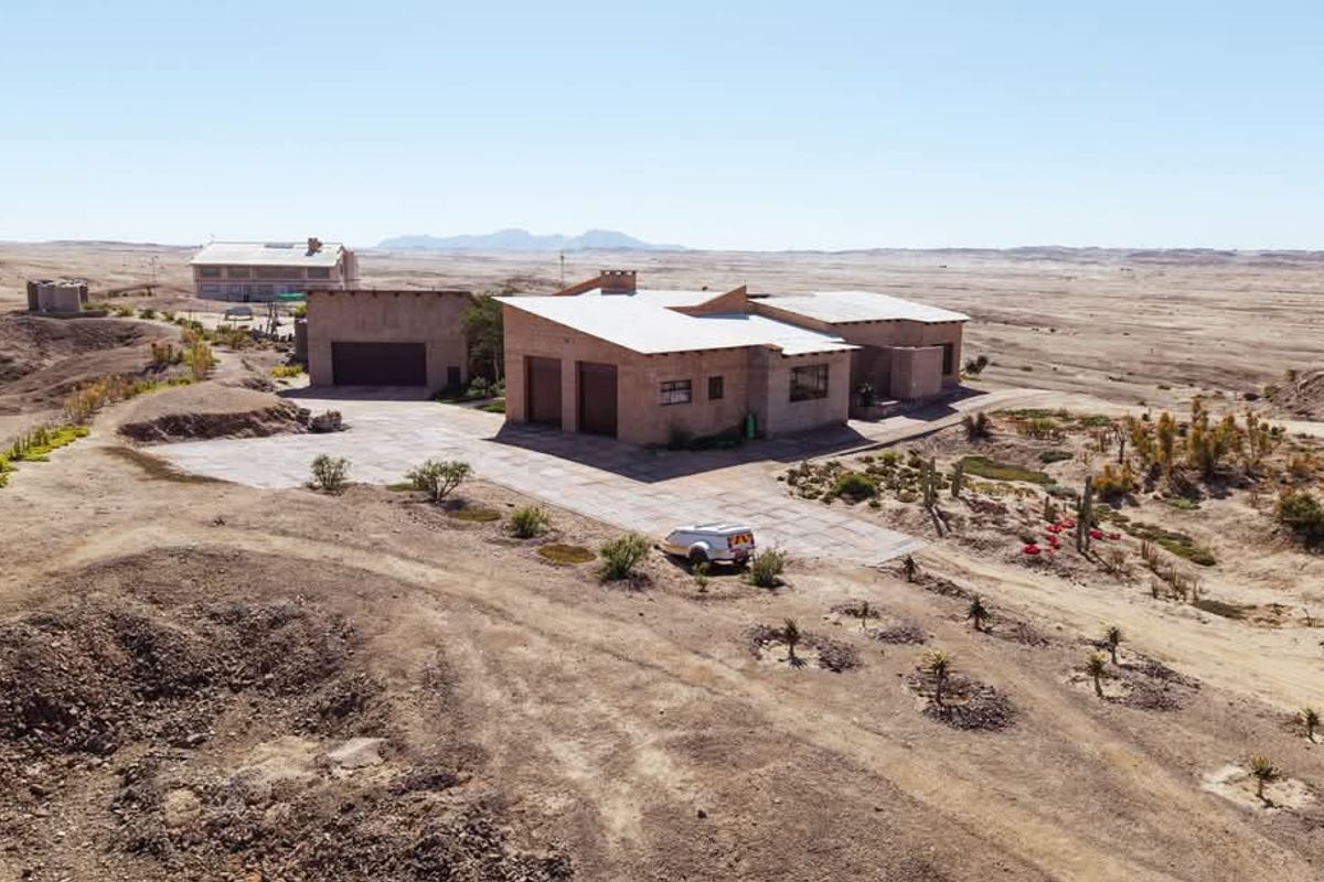 Namibian Dream: 10-Hectare Smallholding in Unique Terrain" - Photo 3