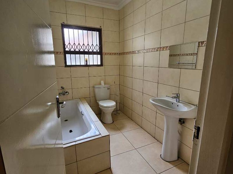 3 bedroom house in the heart of clarina - Photo 9