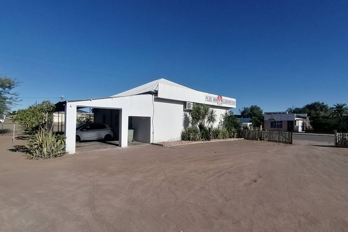 PERFECTLY LOCATED BUTCHERY WITH FLATLETS FOR SALE IN MARIENTAL – NAMIBA - Photo 5