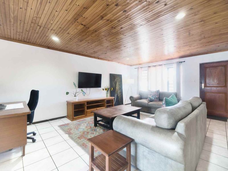 Comfortable family home in Westcliff - Photo 2