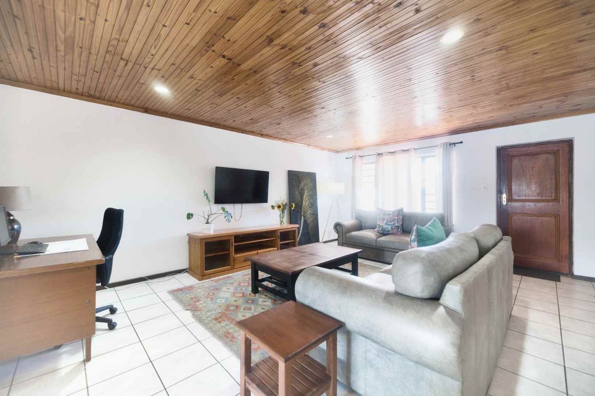 Comfortable family home in Westcliff - Photo 2