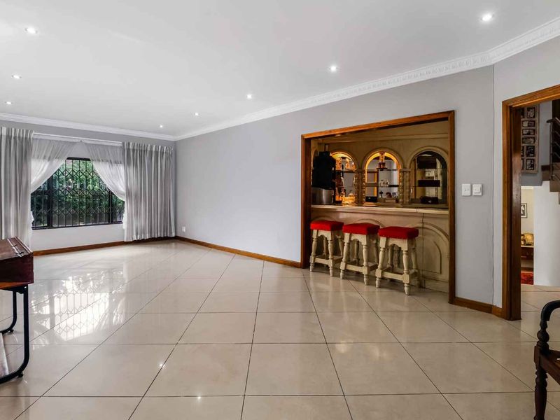 SPACIOUS ENTERTAINER FAMILY HOME IN A QUIET AND CONVENIENT BOOMED LOCATION - Photo 7