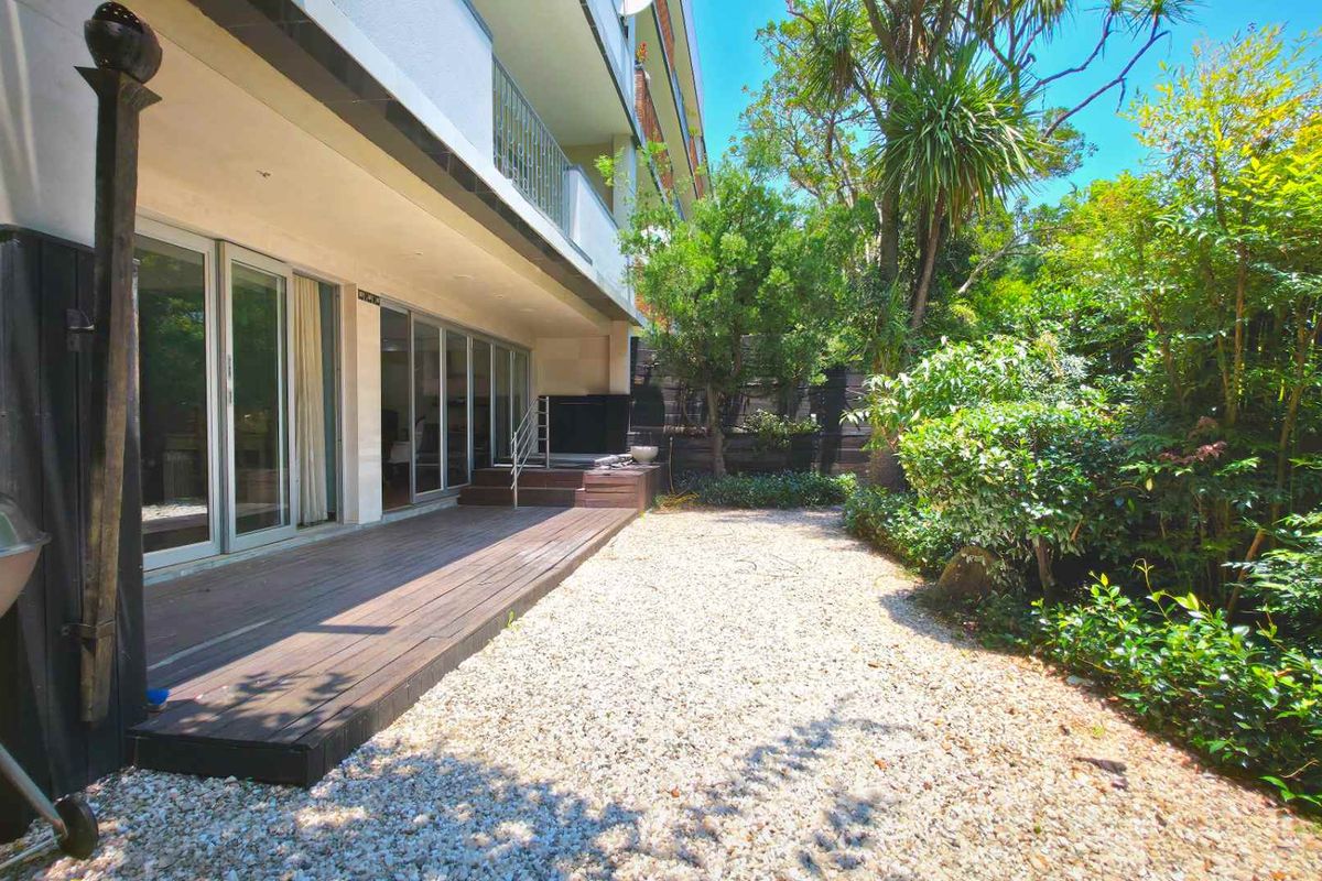 Ground floor 3 Bedroom Apartment with lots of private and communal gardens - Photo 3