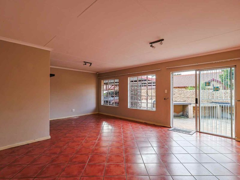 Spacious 2 Bedroom Townhouse with Large Private Garden in Faerie Glen - Photo 5