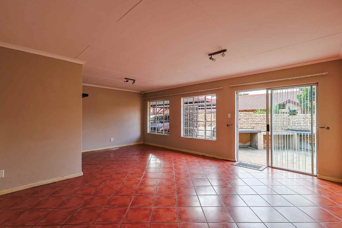 Spacious 2 Bedroom Townhouse with Large Private Garden in Faerie Glen - Photo 5