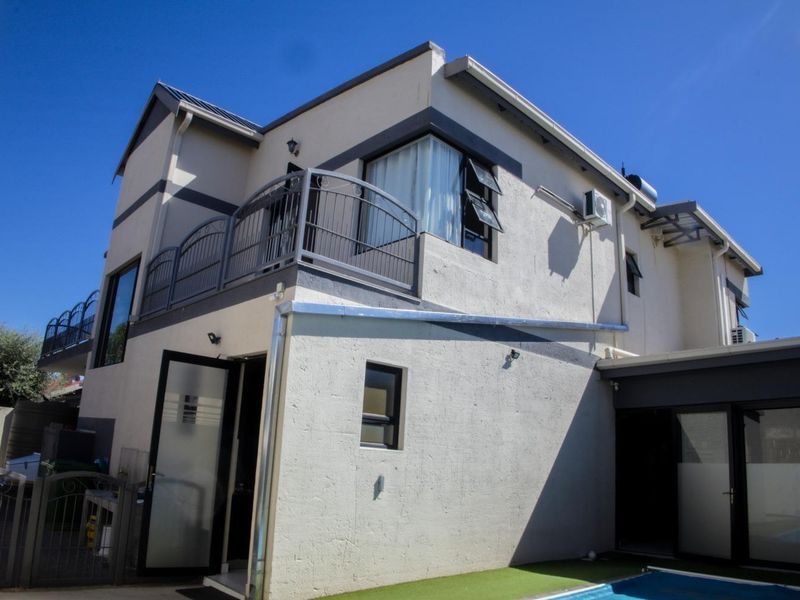 Luxurious and spacious 5 Bedroom Home with Flatlet - Kleine Kuppe - Photo 3