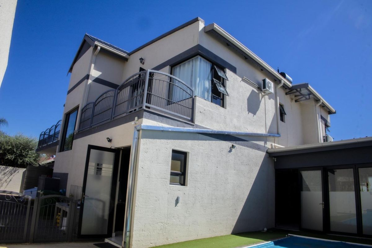 Luxurious and spacious 5 Bedroom Home with Flatlet - Kleine Kuppe - Photo 3