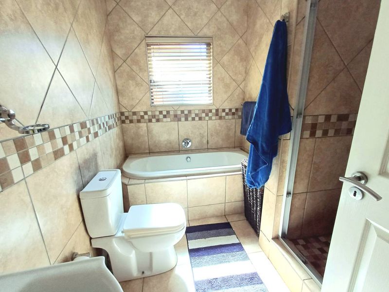 Modern, move in ready 3 Bedroom Townhouse situated in Pearl Ridge - Photo 4