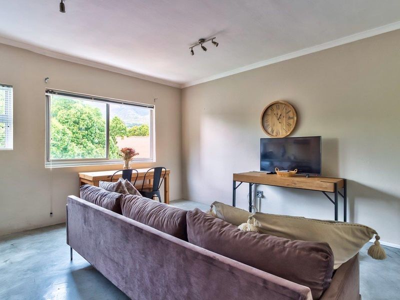 Renovated top floor apartment with stunning Table Mountain views - Airbnb Friendly! - Photo 6
