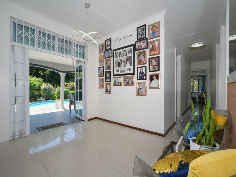 Elegant family Home with a spacious poolside Entertainment and a Private Granny Cottage - Photo 10
