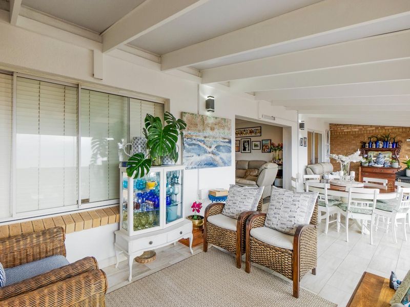 Stunning Beachfront Modern Apartment with Seamless Indoor-Outdoor Living - Photo 7