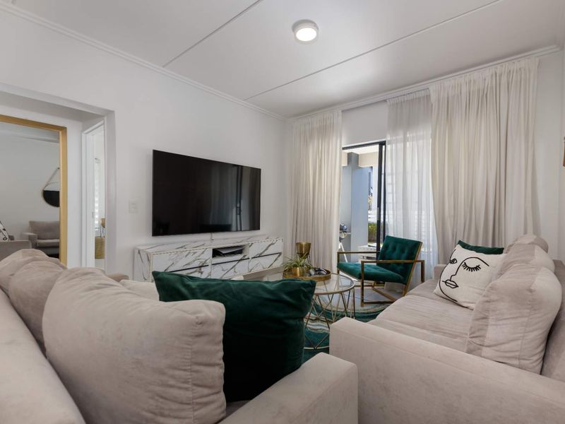 A MODERN 2 BEDROOM, 2 BATH GROUND FLOOR APARTMENT - SOUNDS LIKE A FANTASTIC FIND! - Photo 8