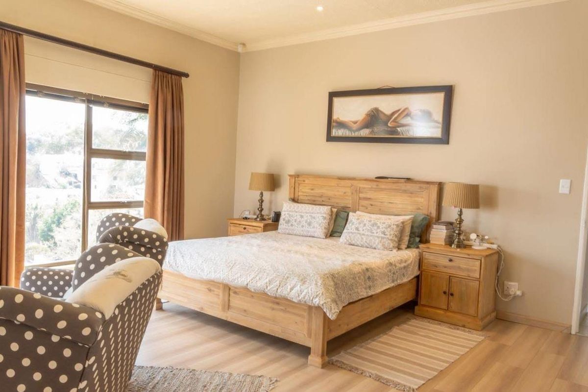 🏡 Beautiful Family Home in Highly-Sought Ludwigsdorf - Photo 3