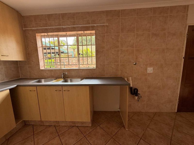 PERFECT 3 BED 2 BATH 2 GARAGE - Photo 7