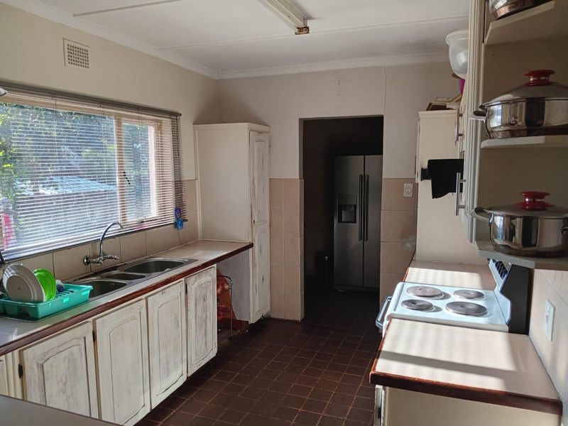 Spacious 4-Bedroom Family Home with Entertainment Area & Pool - Photo 5