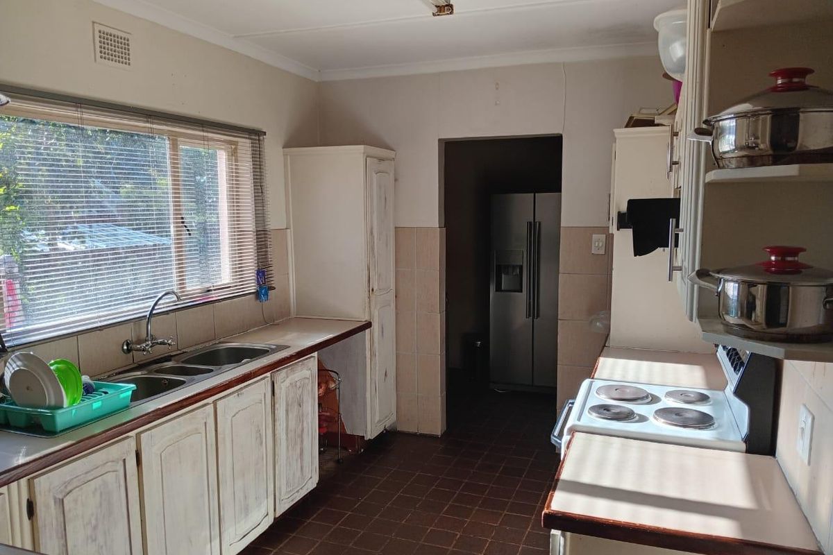 Spacious 4-Bedroom Family Home with Entertainment Area & Pool - Photo 5