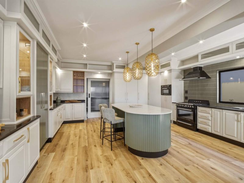 Prestigious 5-Bedroom Estate in Silver Oak Place, Waterkloof - Photo 7