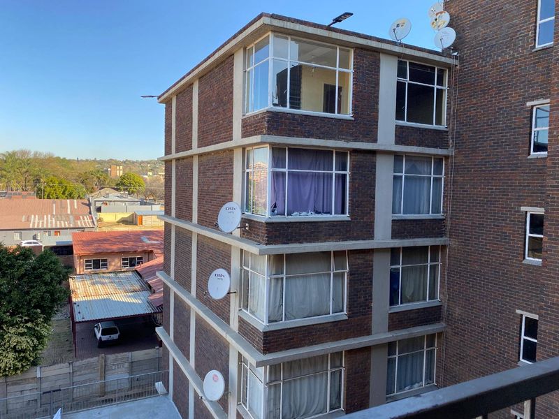 "Spacious 3-Bed Apartment in Silverton - Prime Location!" - Photo 2