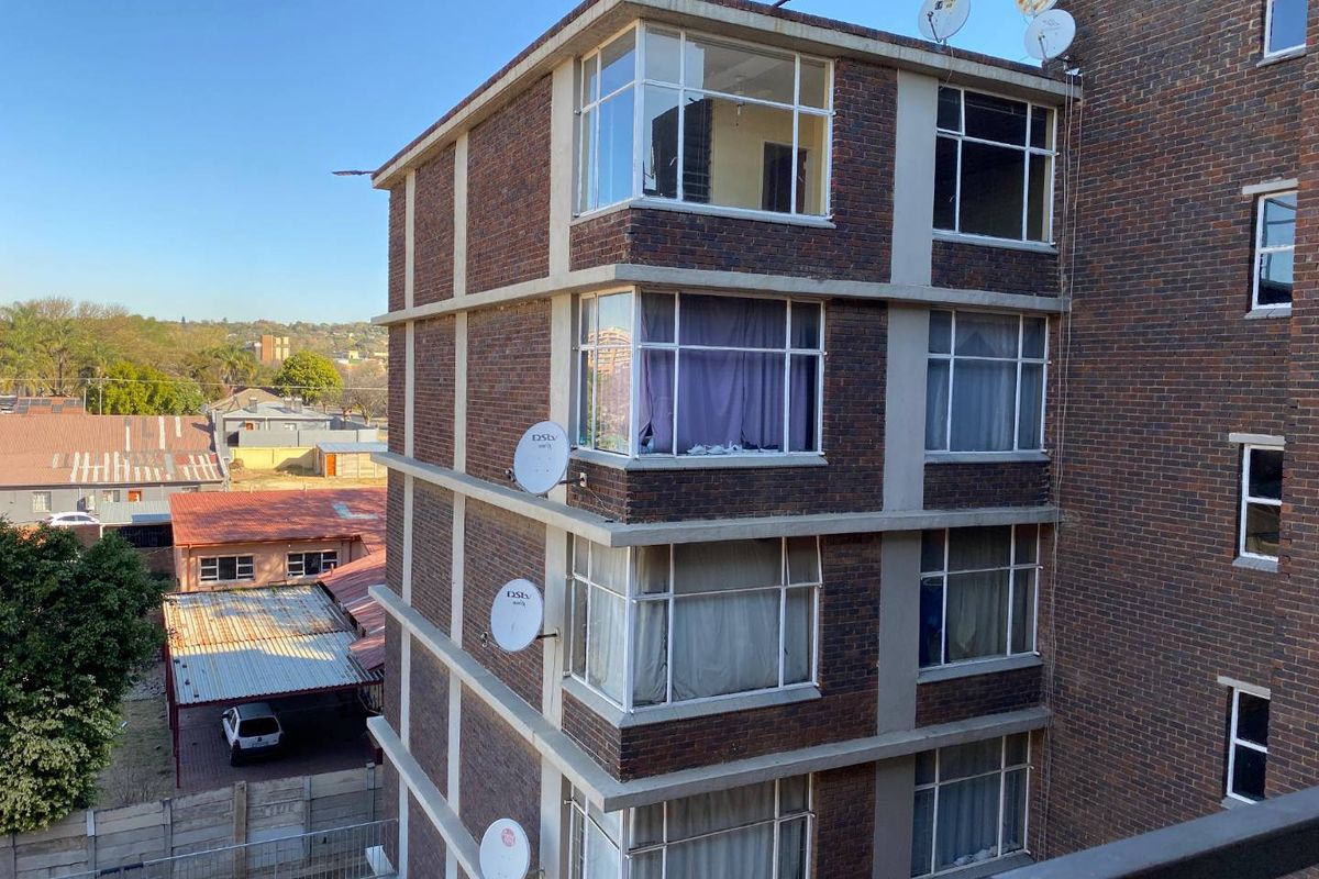 "Spacious 3-Bed Apartment in Silverton - Prime Location!" - Photo 2