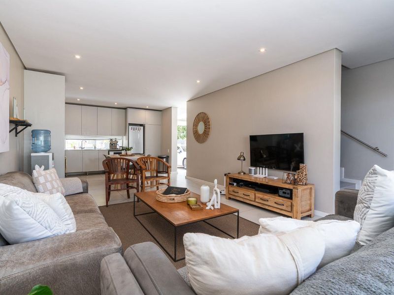 Stylish 3 Bed | 2.5 Bath | Garage + Covered Parking | in secure Somerset Lakes - Photo 9