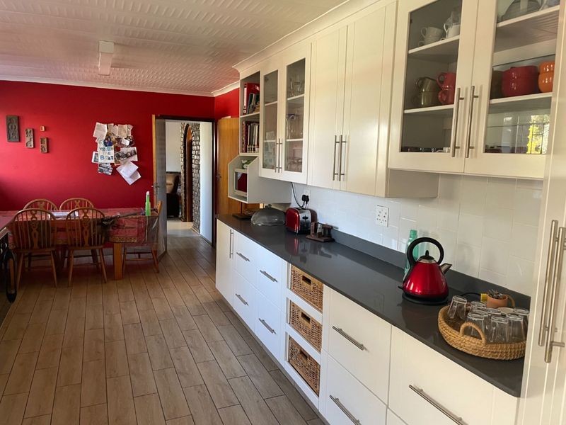 8 Bedroom house with so much potential - Photo 3