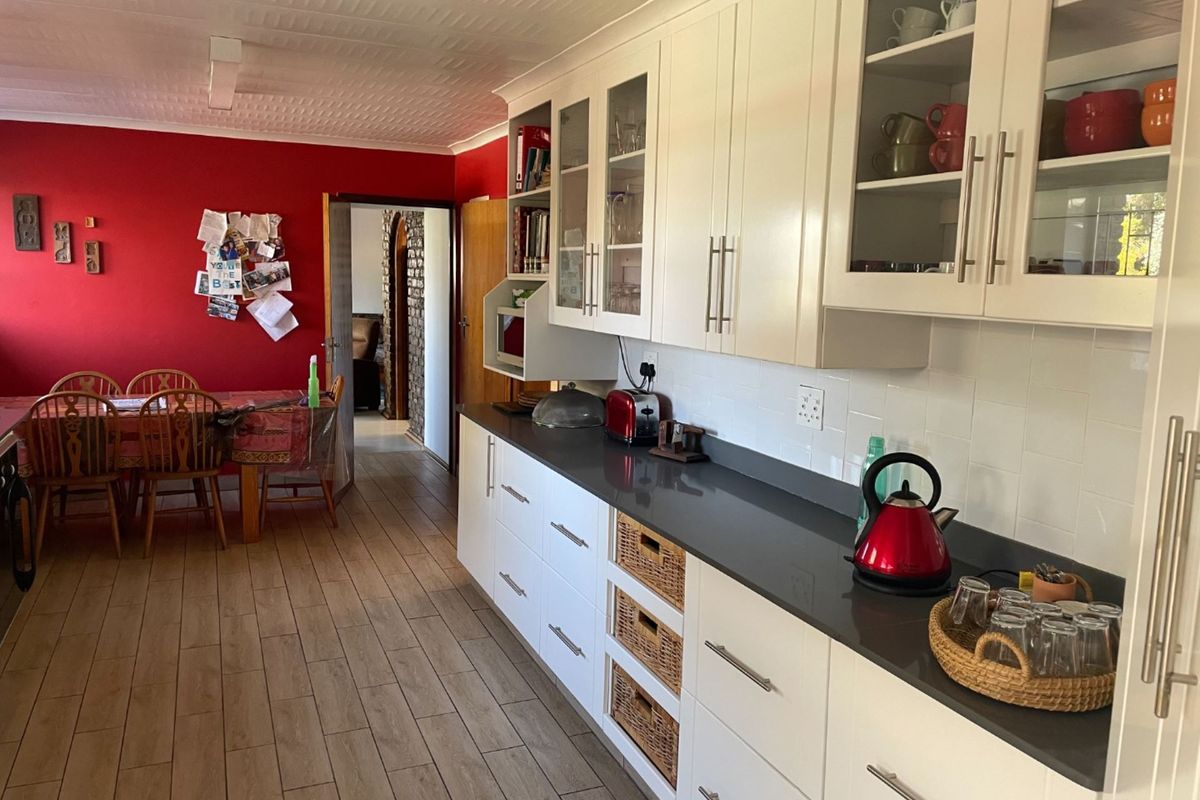 8 Bedroom house with so much potential - Photo 3