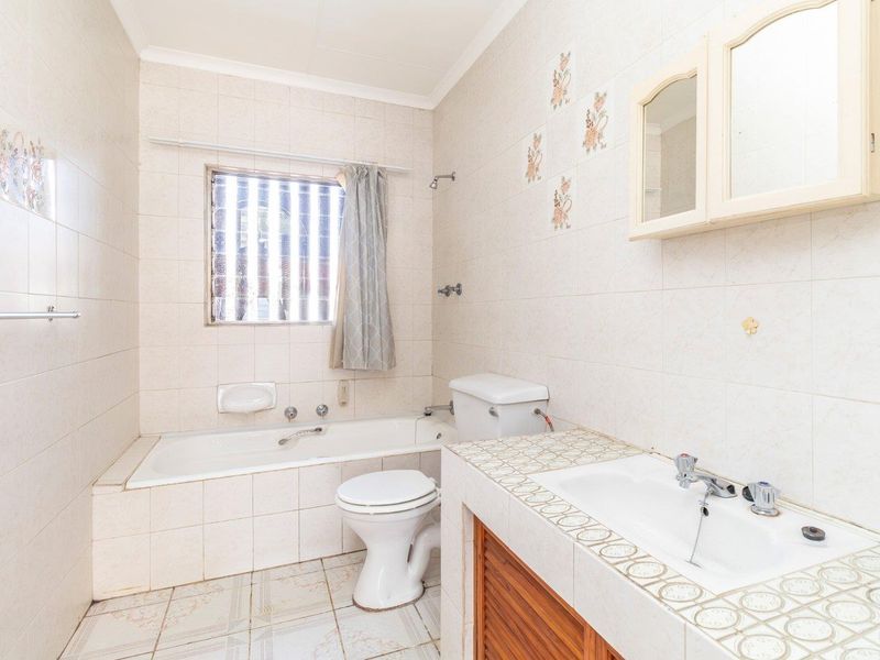 SPACIOUS 3-BEDROOM TOWNHOUSE IN A SECURE COMPLEX. - Photo 6