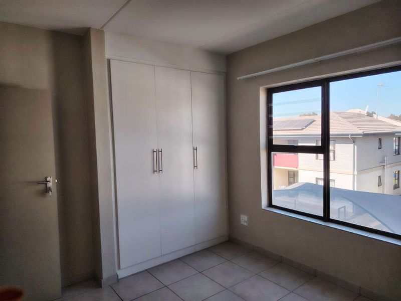 Town house in secure complex - Photo 9