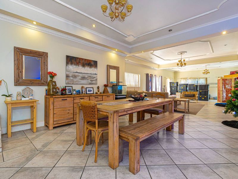 Renovator’s Dream in Sought-After Bishopscourt - Photo 4