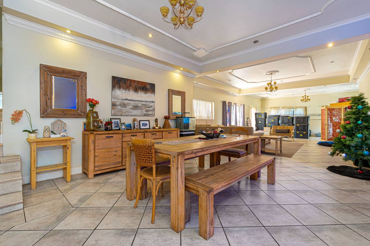 Renovator’s Dream in Sought-After Bishopscourt - Photo 4