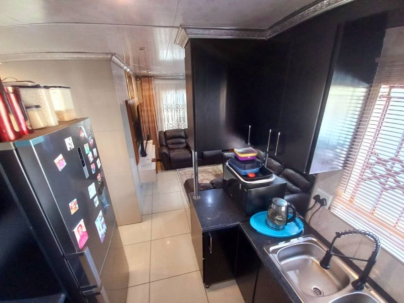 Three bedrooms house for sale in Elandspoort - Photo 7
