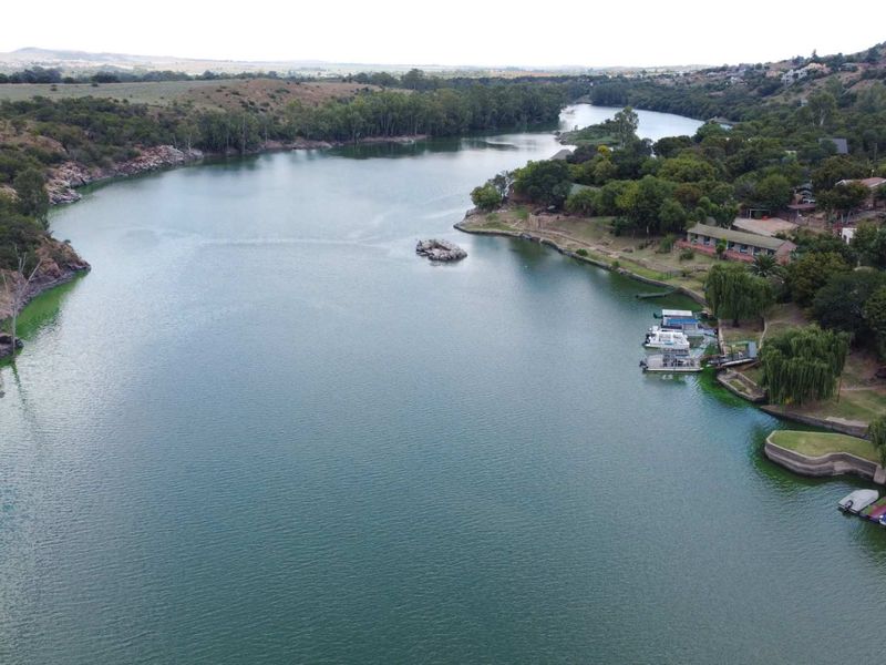 Luxury 4-Bedroom Estate Home on 4 Stands with 9 Garages – Vaaloewer - Photo 1