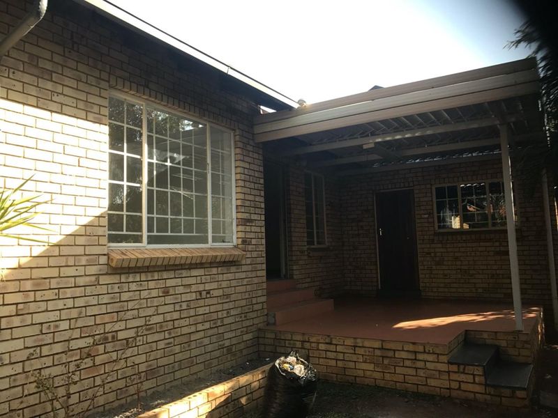 3 Bedroom simplex in Die Wilgers - Photo 3