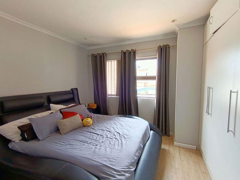 Prime Position Family Home & Modern Cottage - Photo 10