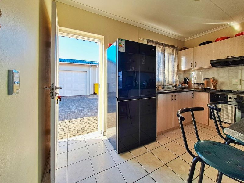 Meersig, Walvis Bay:  2 Bedr Townhouse with large garden is for Sale - Photo 4