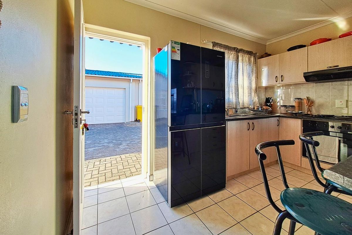 Meersig, Walvis Bay:  2 Bedr Townhouse with large garden is for Sale - Photo 4