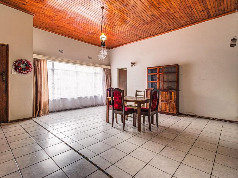 Massive family home in Northmead, Benoni - Photo 9