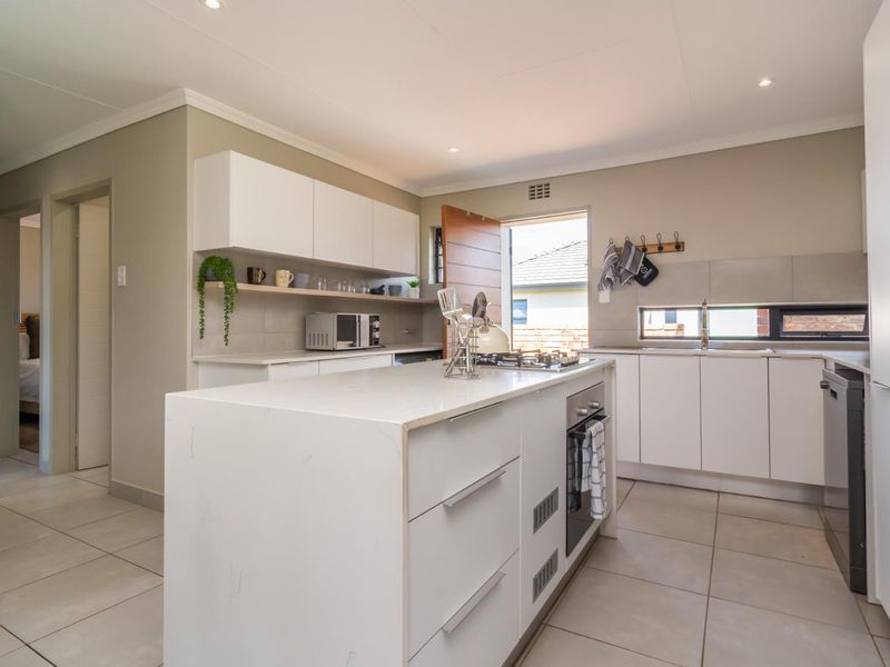 Stunning 142 m2 3-Bedroom Home in Lion Pride Lifestyle Estate - Photo 5