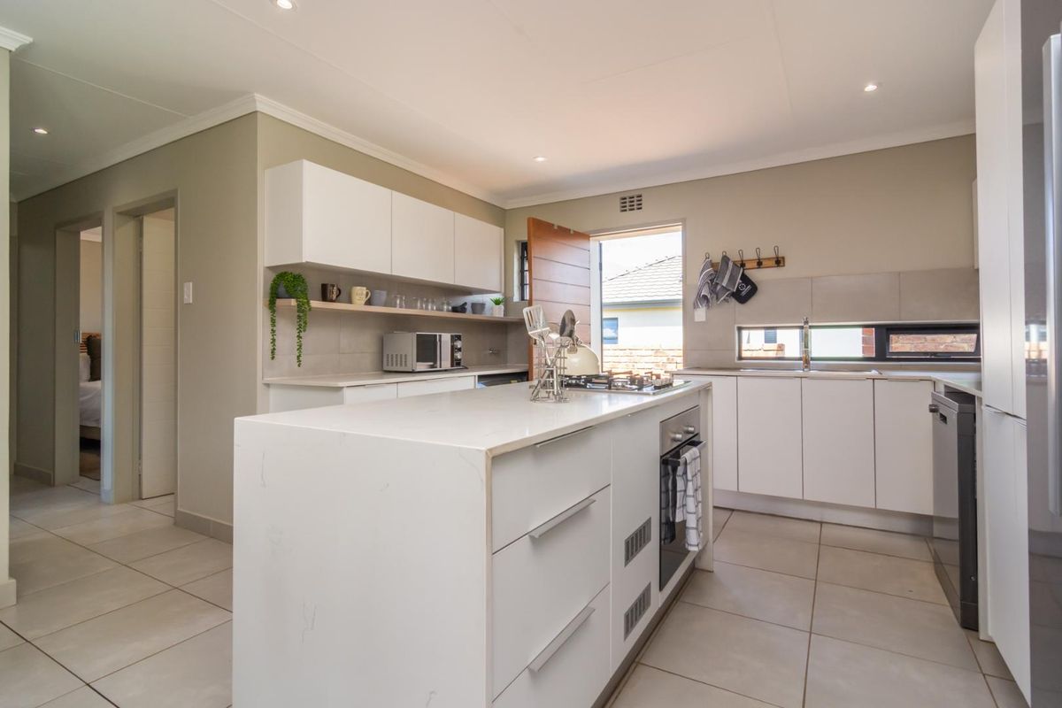 Stunning 142 m2 3-Bedroom Home in Lion Pride Lifestyle Estate - Photo 5