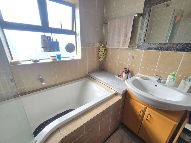 Spacious Lock-up-and-Go Duplex Apartment living in Newton Park - Photo 7
