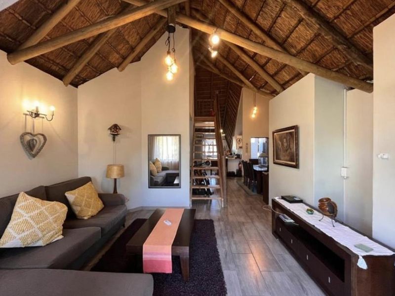 Spacious Loft Apartment in Secure Paulshof Complex - Photo 7