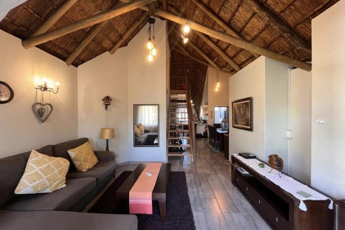 Spacious Loft Apartment in Secure Paulshof Complex - Photo 4