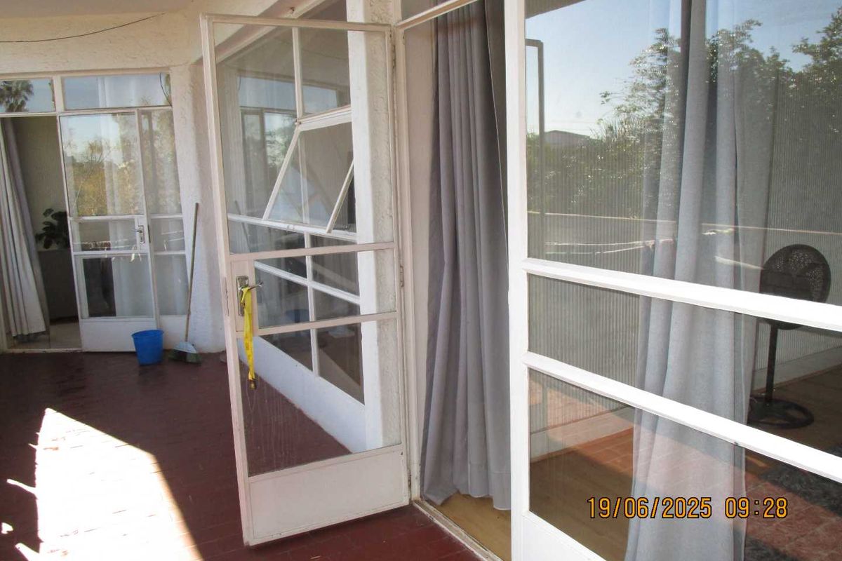 SPACIOUS 3 BED APARTMRNT IN QUIET COMPLEX IN BTAMLEY PARK - Photo 3