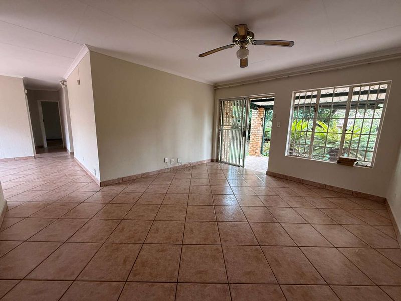 PERFECT 3 BED 2 BATH 2 GARAGE - Photo 10