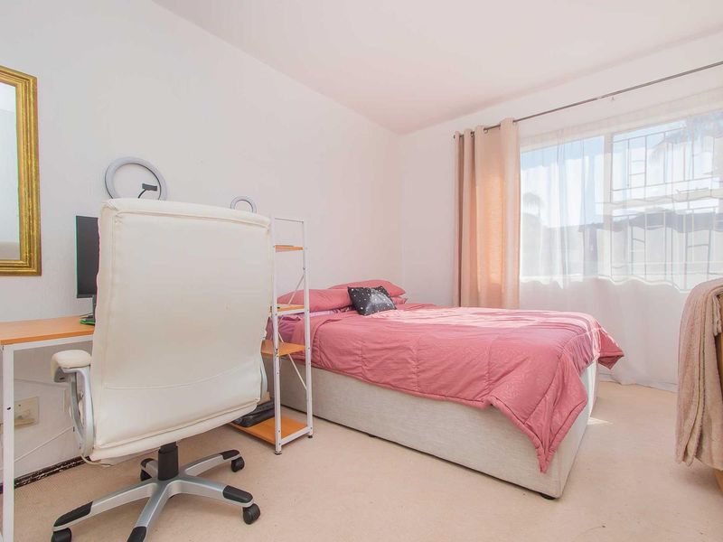 Modern Open Plan Living with a Mediterranean Flair! - Photo 10