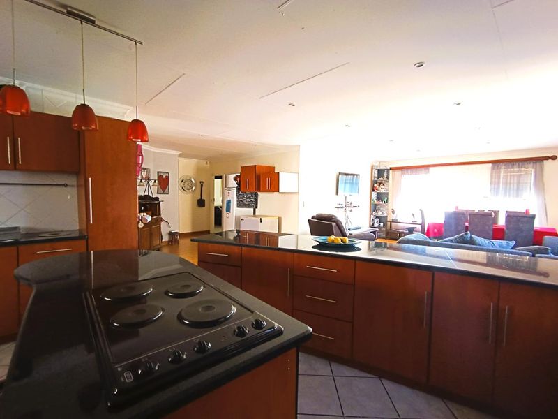 Stylish Duet Living with Private Entrance & Entertainer’s Delight - Photo 7