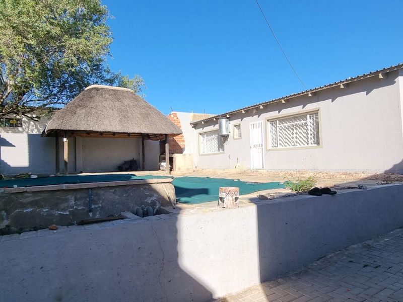 Dorado park incomplete 4 vedroom house with flats - Photo 3