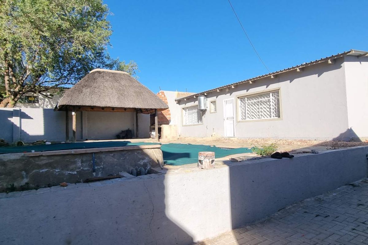 Dorado park incomplete 4 vedroom house with flats - Photo 3