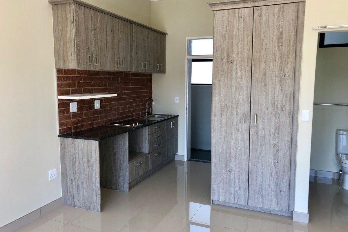 EXCLUSIVE BACHELOR PAD - EXCELLENT SECURITY-GOLF ESTATE - Photo 3