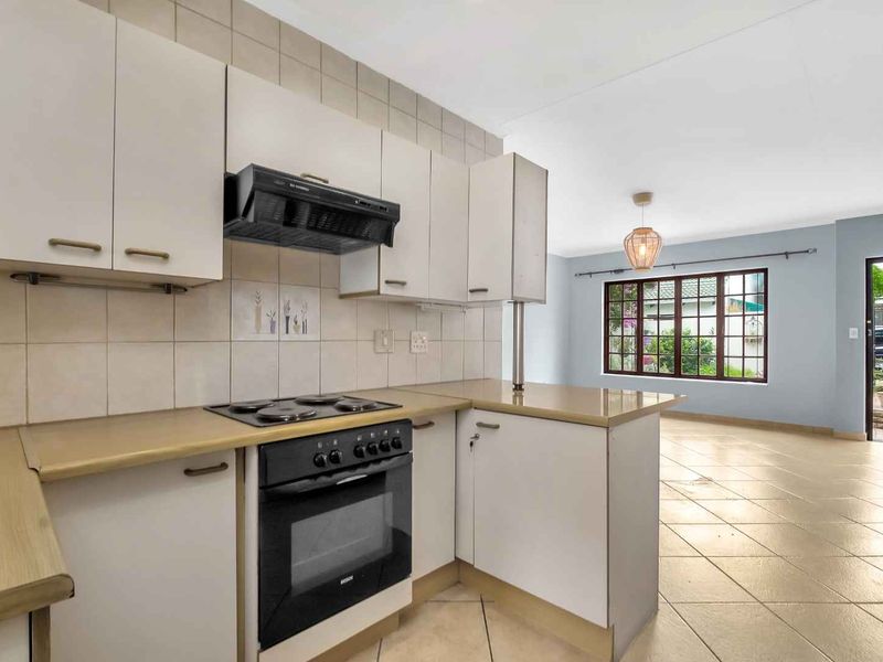 BRIGHT AND LIGHT THREE BEDROOM HOME WITH ALL THE ADDED EXTRAS - Photo 5